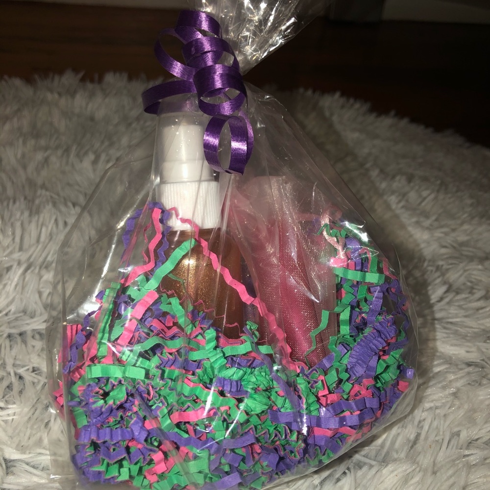 Shimmer spray and two lipgloss color your choice